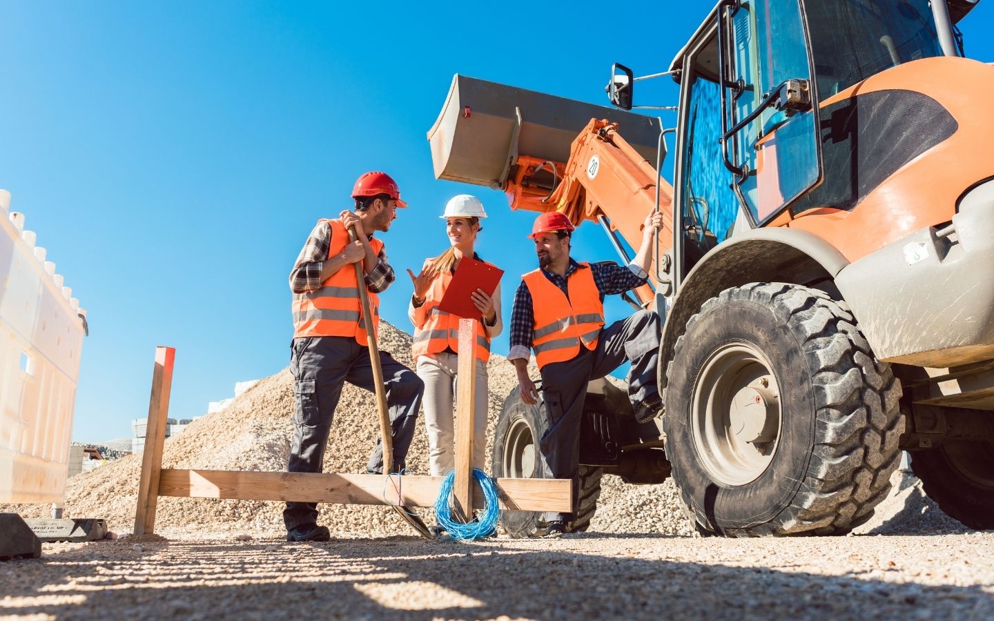 découvrez nos conseils pour le terrassement, incluant les tarifs et les étapes clés pour bien préparer votre terrain avant construction.